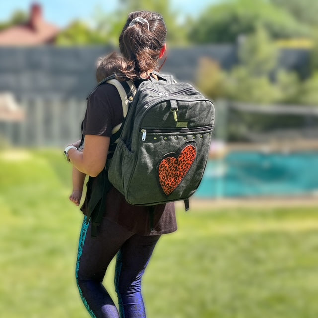 Mochila Maternal Corazón Print Coral + Estuche + Mudador acolchado impermeable GRATIS