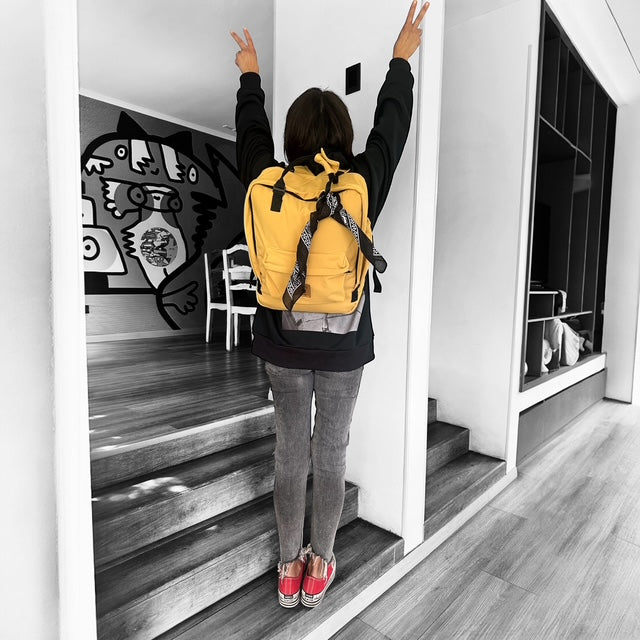 Mochila Urban Maternal Mostaza  + Estuche + Mudador acolchado impermeable GRATIS